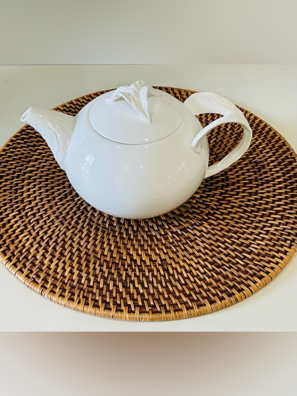 Beautiful Villeroy & Boch “Foglia” teapot featuring the signature